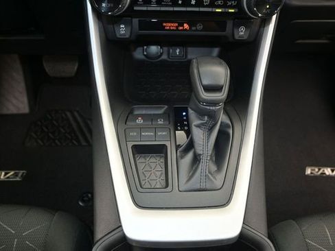 Used 2022 Toyota RAV4 XLE w/ Convenience Package FWD image 10