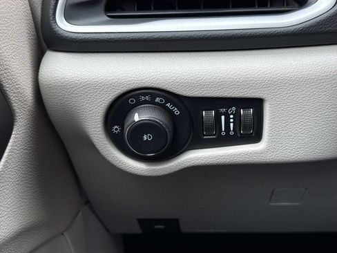 Used 2024 Chrysler Pacifica Touring-L FWD image 19