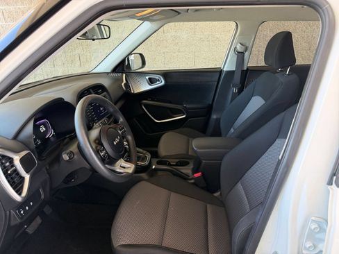 Used 2025 Kia Soul LX w/ LX Technology Package FWD image 24
