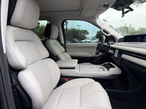 Used 2025 Lincoln Navigator L Reserve AWD/4WD image 17