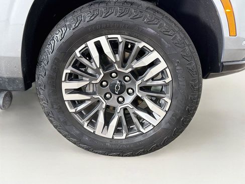 Used 2025 Chevrolet Suburban Z71 AWD/4WD image 23