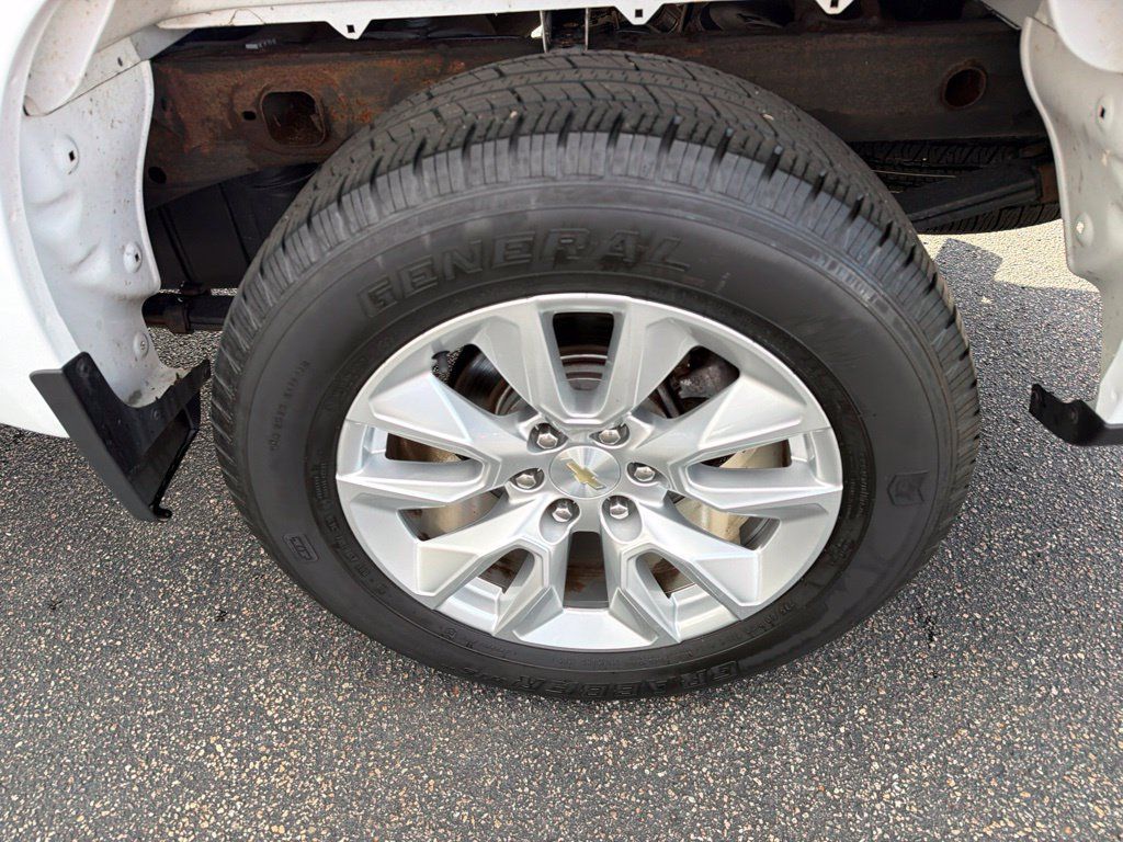Used 2021 Chevrolet Silverado 1500 Custom w/ LPO, Dark Essentials Package AWD/4WD image 4
