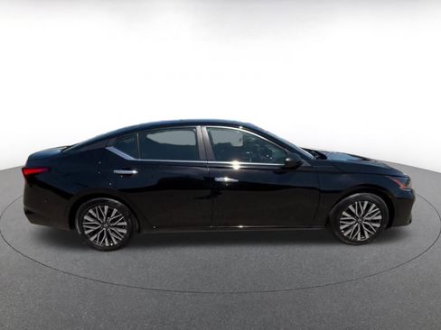 Used 2025 Nissan Altima 2.5 SV FWD image 16