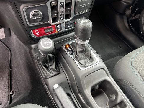 Used 2025 Jeep Wrangler Rubicon w/ Convenience Group image 28