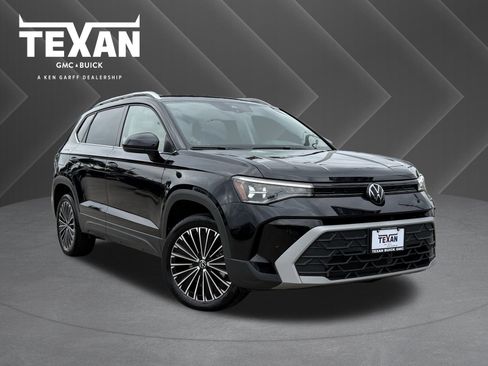 Used 2025 Volkswagen Taos SE image 1