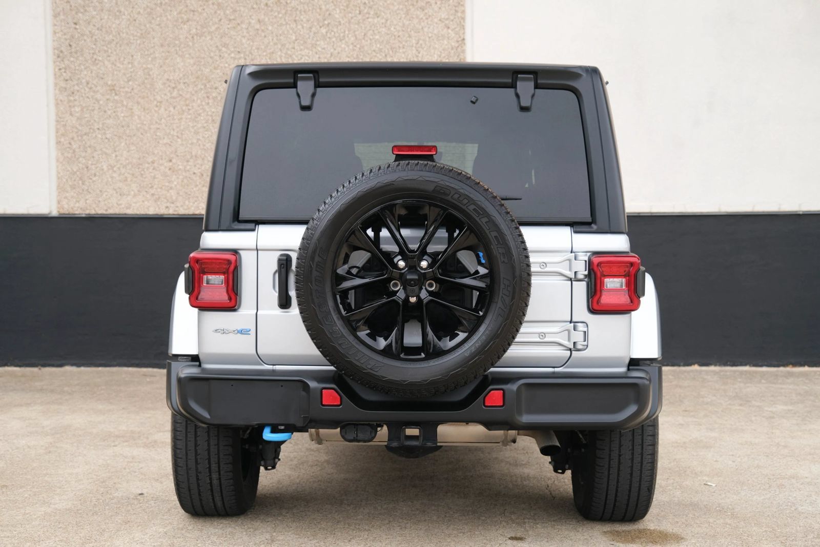 Used 2023 Jeep Wrangler Unlimited Sahara AWD/4WD image 16