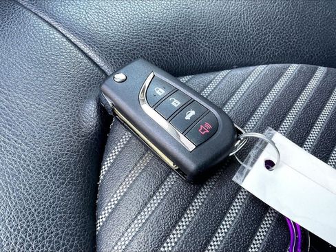 Used 2021 Toyota Camry SE FWD image 11