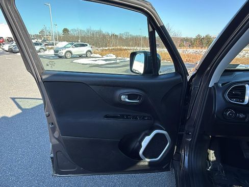 Used 2019 Jeep Renegade Latitude w/ Cold Weather Group image 24