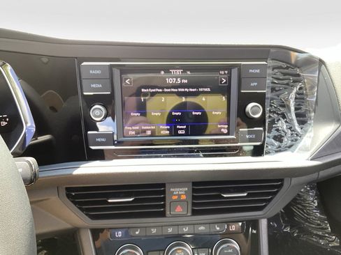 Used 2024 Volkswagen Jetta SE w/ Panoramic Sunroof Package FWD image 17