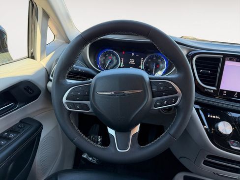 Used 2022 Chrysler Pacifica Touring-L FWD image 13