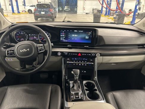 Used 2023 Kia Carnival EX FWD image 7