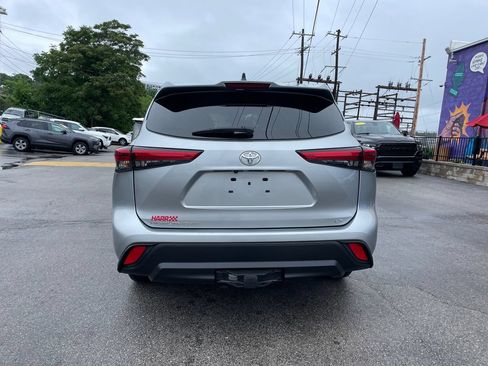 Used 2023 Toyota Highlander LE FWD image 4