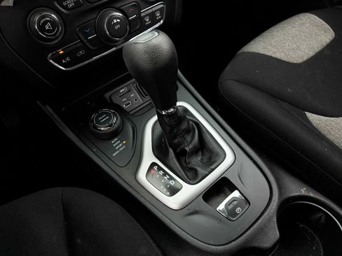 Used 2014 Jeep Cherokee Latitude AWD/4WD image 18