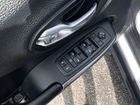 Used 2019 Jeep Cherokee Latitude Plus FWD image 15