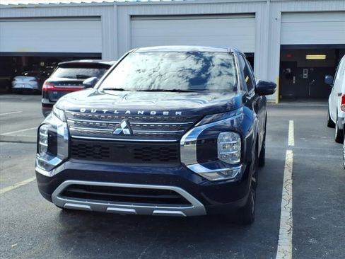 Used 2024 Mitsubishi Outlander SE image 3