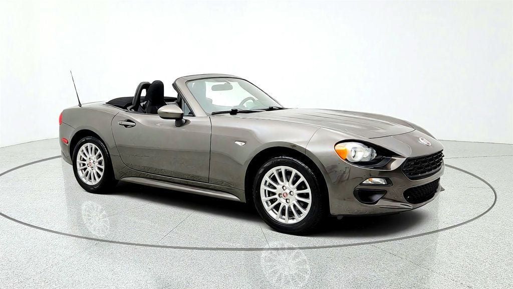 Used 2017 FIAT 124 Spider Classica RWD image 3