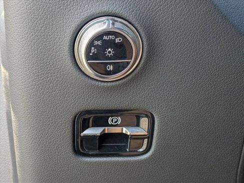 Used 2024 Mercedes-Benz GLC 300 4MATIC image 11