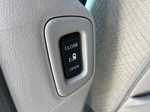 Used 2017 Honda Odyssey SE image 18