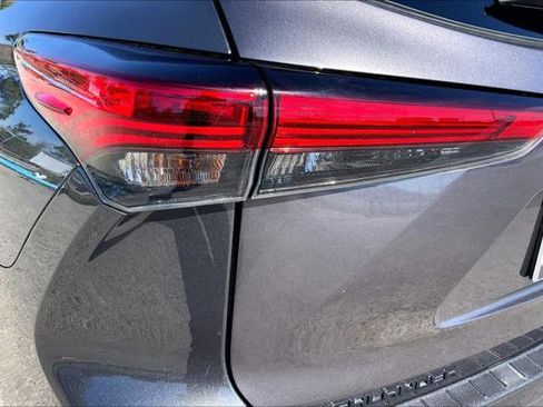 Certified 2023 Toyota Highlander LE image 28