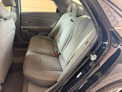 Used 2025 Hyundai Elantra SEL FWD image 21