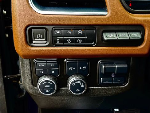 Used 2023 Chevrolet Suburban High Country AWD/4WD image 13