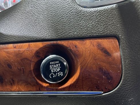 Used 2015 Chrysler Town & Country Limited Platinum image 32