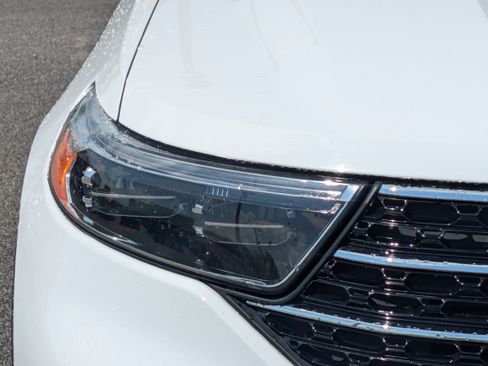 Used 2021 Ford Explorer XLT image 10