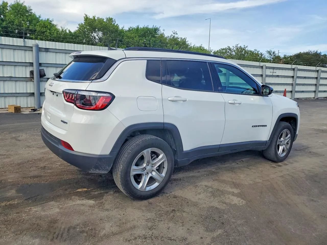 Used 2023 Jeep Compass Latitude AWD/4WD image 3
