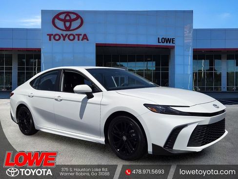Certified 2025 Toyota Camry SE w/ Convenience Package FWD image 1