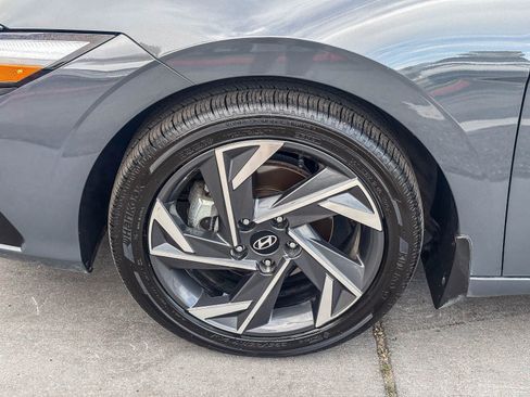 Used 2024 Hyundai Elantra Limited image 12