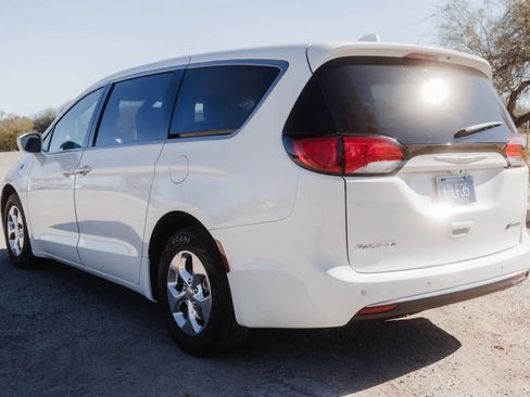 Used 2019 Chrysler Pacifica Touring Plus image 8