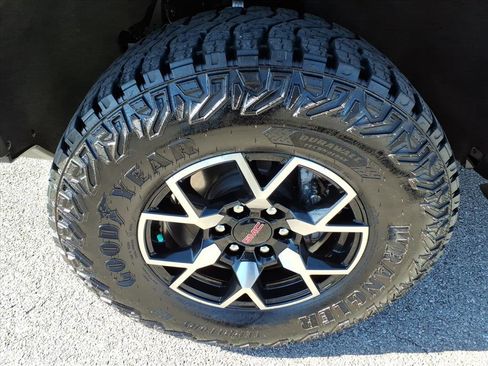 Used 2024 GMC Canyon AT4X image 10