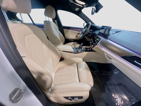 Used 2023 BMW 530e w/ Premium Package image 22