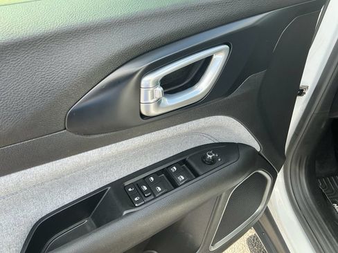 Used 2022 Jeep Compass Latitude FWD image 16