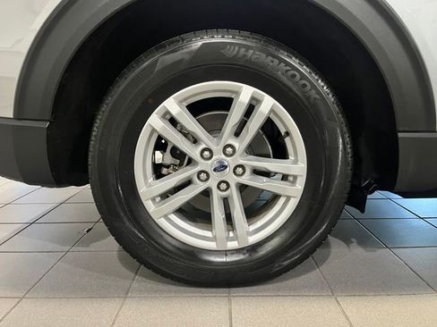 Used 2024 Ford Explorer XLT RWD image 9