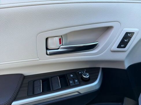 Used 2023 Toyota Sienna Platinum image 13