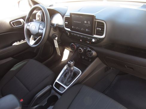 Used 2025 Hyundai Venue SE FWD image 9