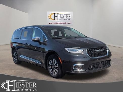 Used 2023 Chrysler Pacifica Limited FWD image 1