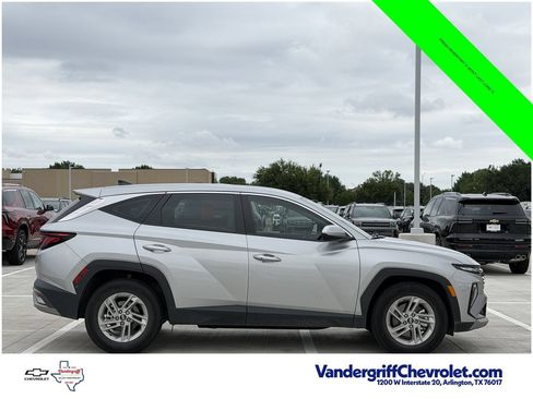 Used 2025 Hyundai Tucson SE FWD image 3