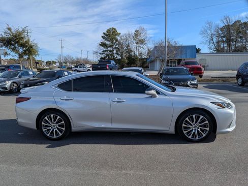 Used 2019 Lexus ES 300h w/ Premium Package image 2
