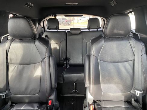 Used 2025 Toyota Sienna Platinum image 34
