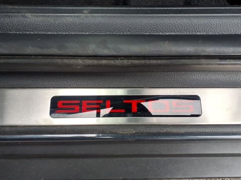 Used 2021 Kia Seltos EX image 19