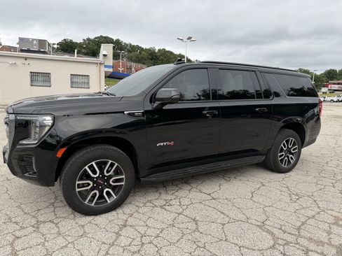 Used 2024 GMC Yukon XL AT4 AWD/4WD image 3
