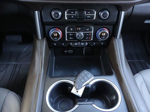 Used 2024 Chevrolet Suburban Z71 w/ Luxury Package image 36