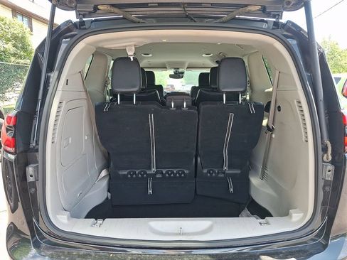 Used 2023 Chrysler Pacifica Touring-L FWD image 27
