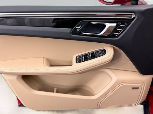 Certified 2026 Porsche Macan AWD/4WD image 25