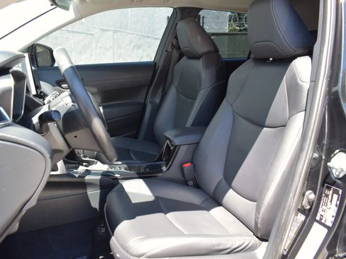 Used 2024 Toyota Corolla Cross XLE w/ Convenience Package AWD/4WD image 12