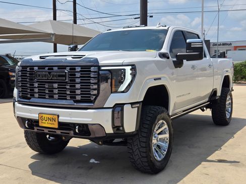 Used 2024 GMC Sierra 2500 Denali Ultimate AWD/4WD image 3
