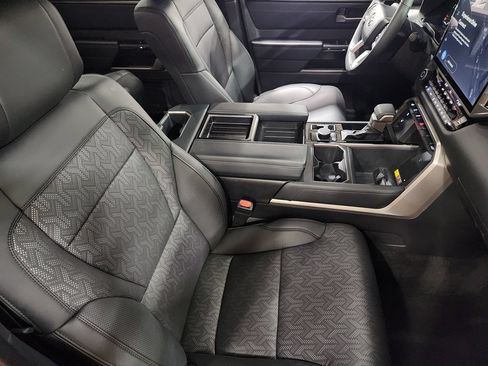 Used 2025 Toyota Tundra Limited AWD/4WD image 32