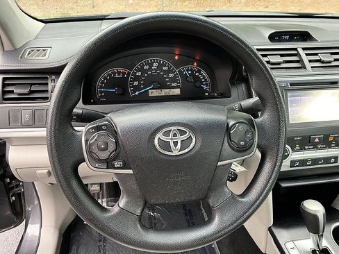 Used 2014 Toyota Camry FWD image 13